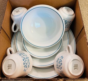 lot 576 image: Corelle Corning Abundance Dinnerware Set with 7 Dinner Plates, 8 Luncheon Plates, 7 Bowls, 8 Cups, 7 Saucers