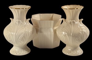 lot 585 image: Set of 2 Lenox Elephant Bud Vases with 24K Gold Rim and Belleek Collectors Society Vase