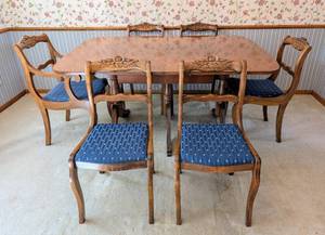 lot 10 image: Vintage Duncan Phyfe Style Dining Table Set.