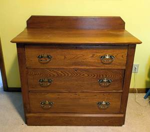 lot 560 image: Vintage Oak Three Drawer Dresser