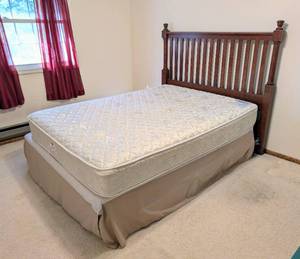 lot 551 image: Mission Style Queen Bed Frame