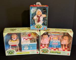 lot 563 image: Cabbage Patch Kid Minis Sets