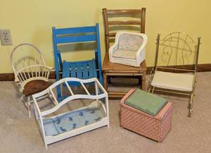 lot 609 image: Assorted Vintage Doll Furniture