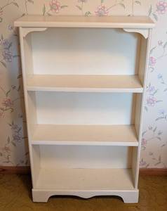 lot 631 image: Vintage White Painted Wood Bookshelf
