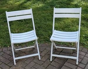 lot 657 image: Pair of White Metal Folding Chairs