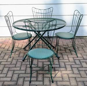 lot 656 image: Vintage Folding Metal Patio Set
