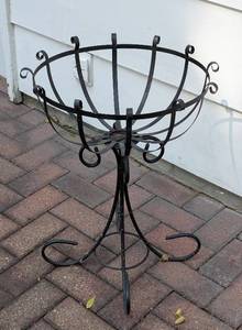lot 660 image: Black Metal Plant Stand