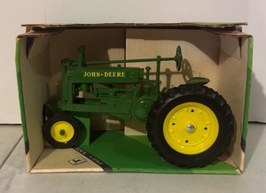 lot 777R image: LL - 1934 John Deere Model A 116 Scale Die-Cast Tractor