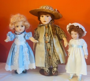 lot 532C image: DRLR - Collection of 3 Vintage and Artist Porcelain Dolls with Stands