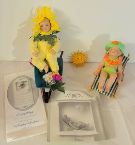 lot 626C image: LR - Set of 2 Calendar Babies Dolls August with Accessories and Display Cards