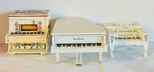 lot 731C image: DRLR - Set of 3 Vintage & Decorative Miniature Piano Music Boxes and Displays