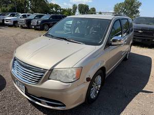 lot 6 image: 2013 Chrysler Town & Country Touring