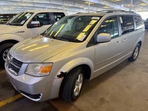 lot 17 image: 2010 Dodge Grand Caravan SXT