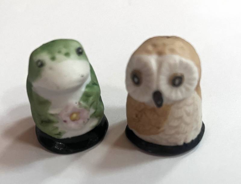 lot 29 image: 2 Bisque Thimbles Owl and Frog