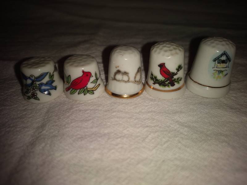 lot 58 image: 5 Ceramic Bird Thimbles Cardinal, Bird House, Blue Bird