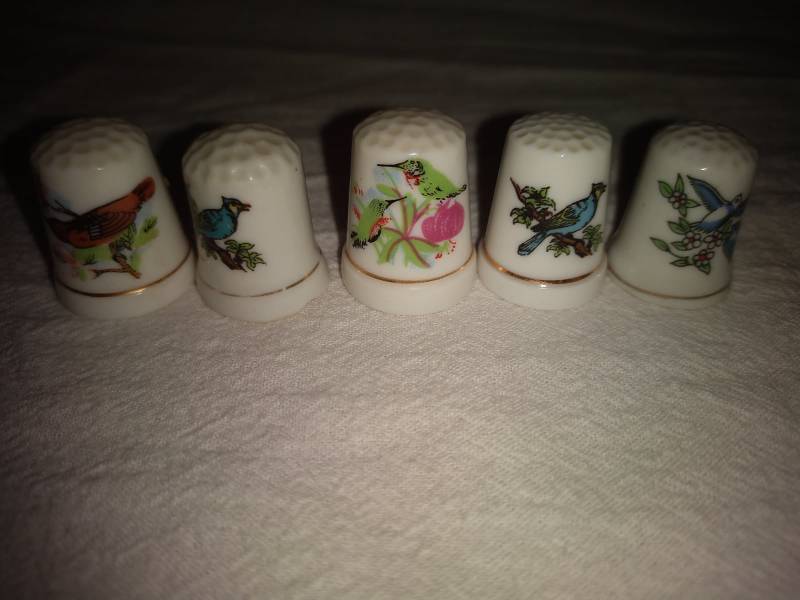 lot 59 image: 5 Ceramic Bird Thimbles Blue Jay, Hummingbird