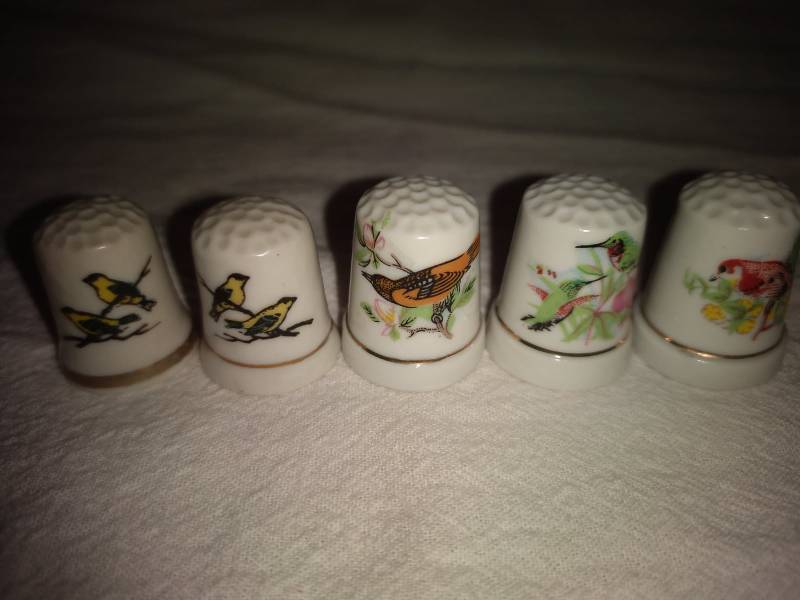lot 63 image: 5 Ceramic Bird Thimbles
