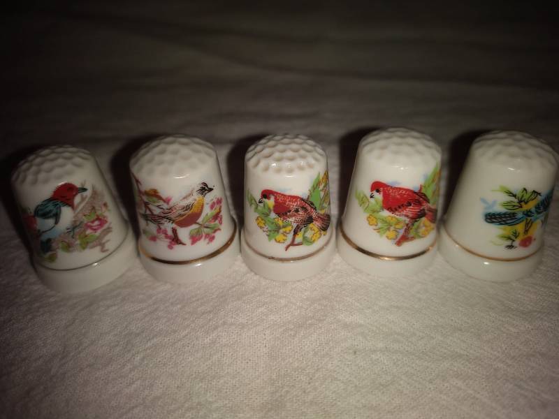 lot 64 image: 5 Ceramic Bird Thimbles