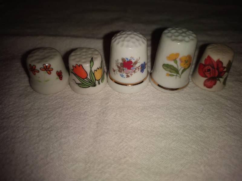 lot 66 image: 5 Ceramic Flower Thimbles