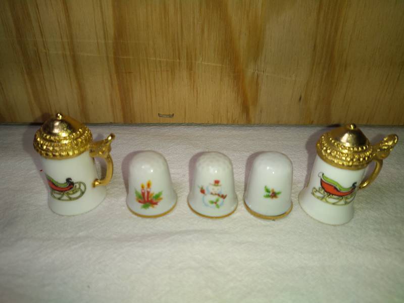 lot 79 image: 2 Enesco Sleigh and 2 Holiday Thimbles