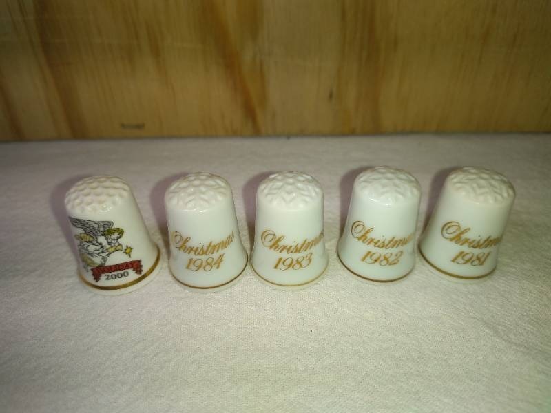 lot 88 image: 5 Ceramic Holiday Thimbles