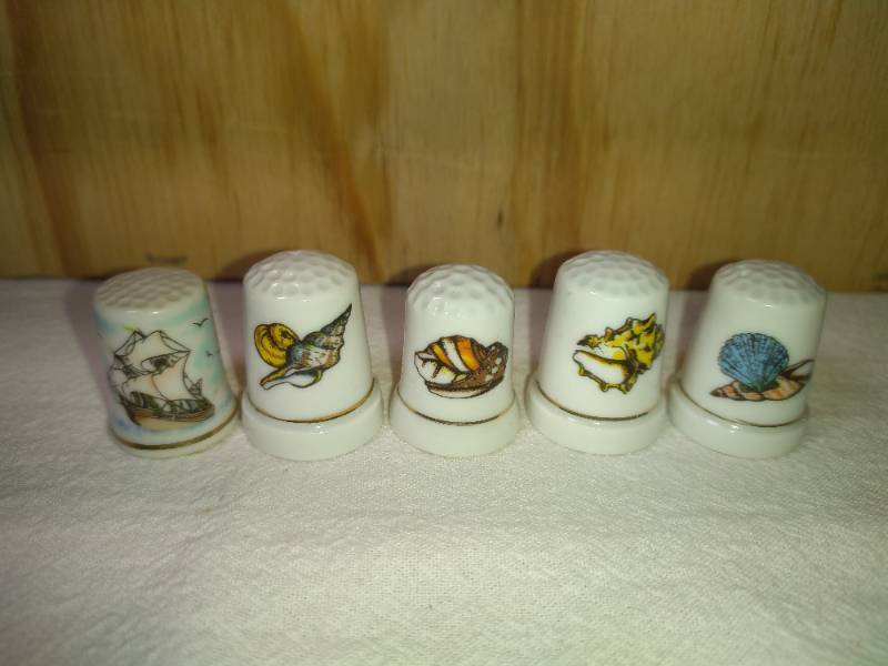 lot 89 image: 5 Ceramic Seashell and Ship Thimbles