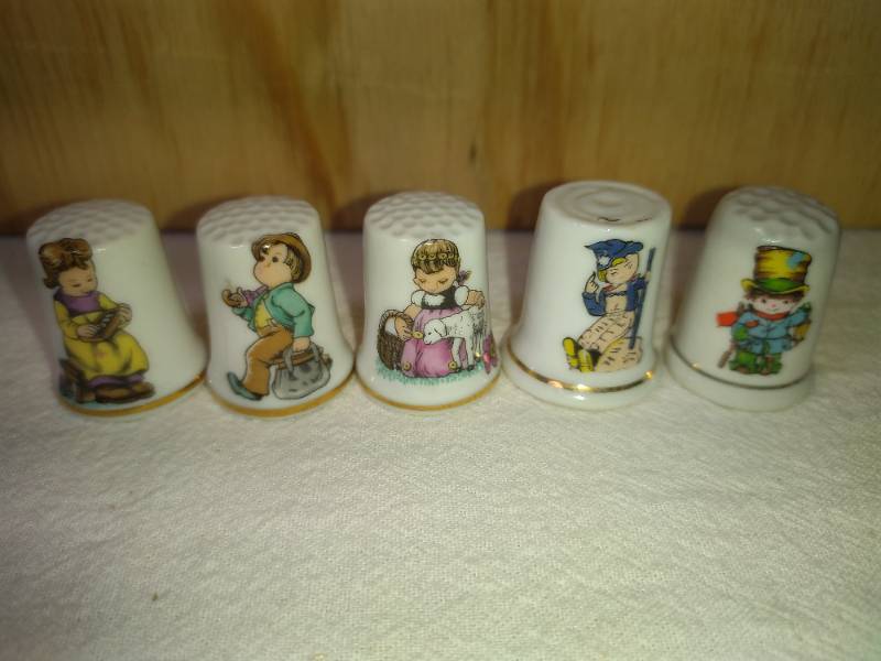 lot 103 image: 5 Ceramic Children Thimbles
