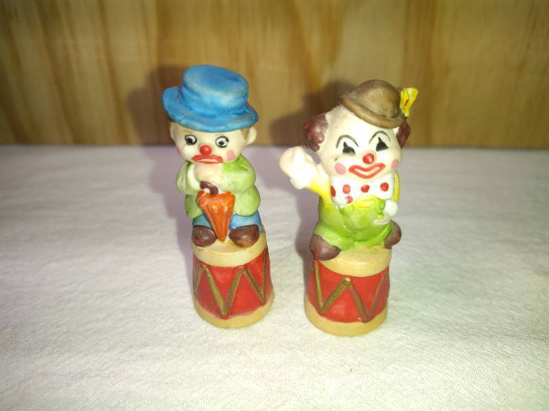 lot 106 image: 2 Enesco Clown Thimbles