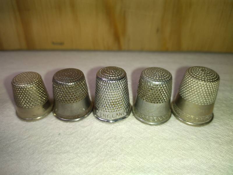lot 135 image: 5 Fancy Mixed MetalAlloy Thimbles