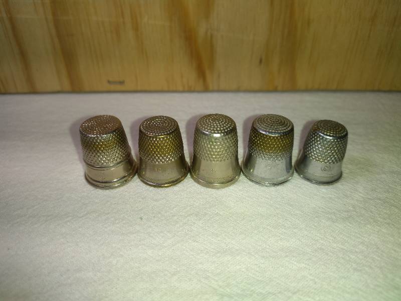 lot 136 image: 5 Fancy Mixed MetalAlloy Thimbles