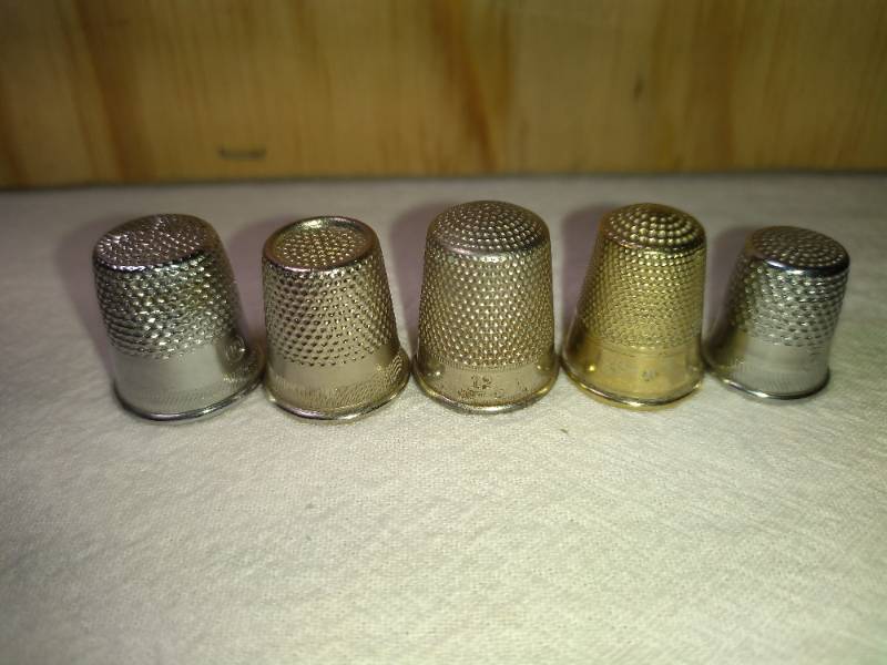 lot 138 image: 5 Fancy Mixed MetalAlloy Thimbles