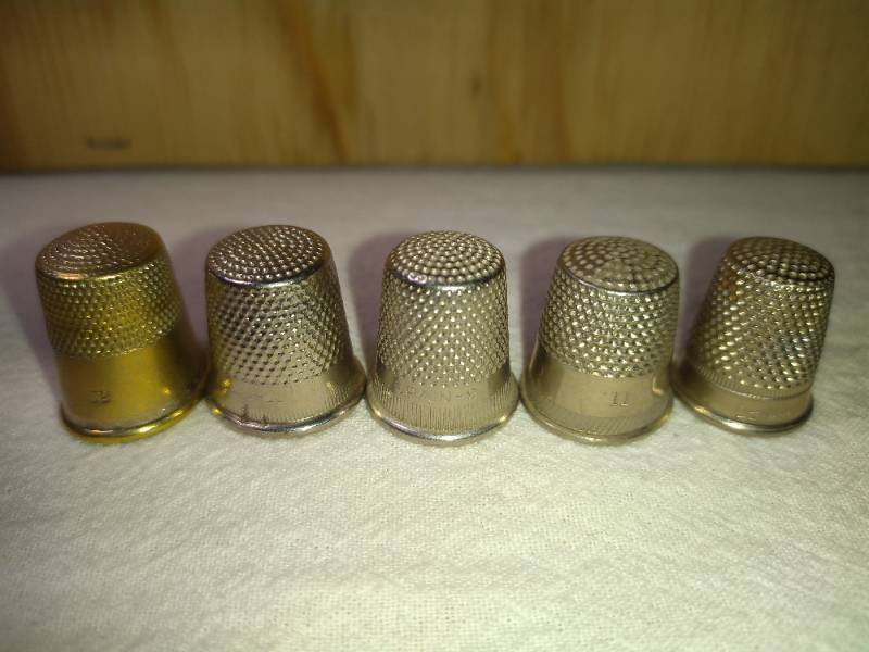 lot 139 image: 5 Fancy Mixed MetalAlloy Thimbles