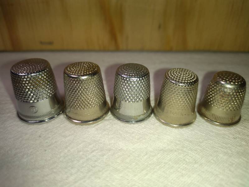 lot 141 image: 5 Fancy Mixed MetalAlloy Thimbles