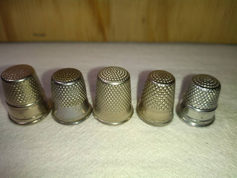 lot 142 image: 5 Fancy Mixed MetalAlloy Thimbles