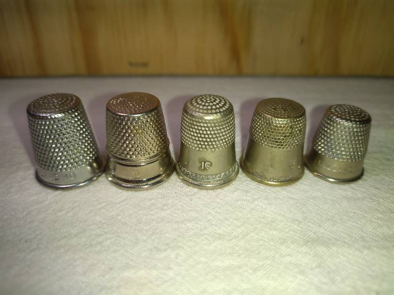 lot 143 image: 5 Fancy Mixed MetalAlloy Thimbles