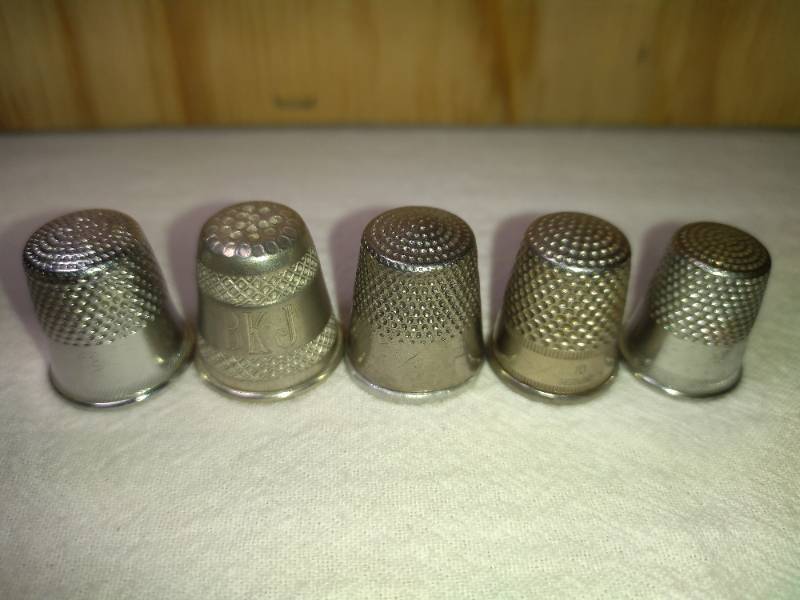 lot 144 image: 5 Fancy Mixed MetalAlloy Thimbles