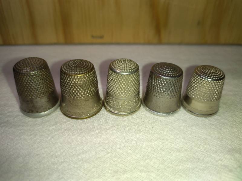 lot 146 image: 5 Fancy Mixed MetalAlloy Thimbles