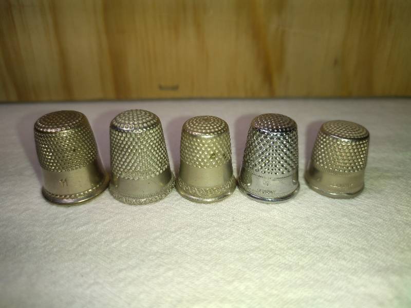lot 147 image: 5 Fancy Mixed MetalAlloy Thimbles