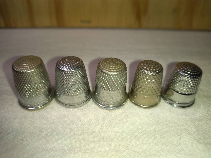 lot 149 image: 5 Fancy Mixed MetalAlloy Thimbles