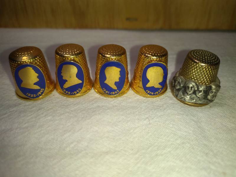 lot 177 image: 4 President Plaque, 1 Mixed Metal Mt .Rushmore Thimbles
