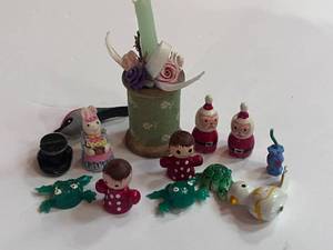 lot 122 image: 10 Tiny Wooden Figurines and Spool Birthday Candle