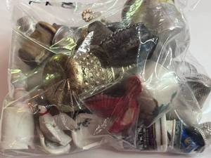 lot 118 image: Large Bag of Broken or Repaired Thimbles Arts and Crafts