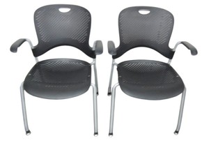lot 38 image: 2 Herman Miller Caper Chairs