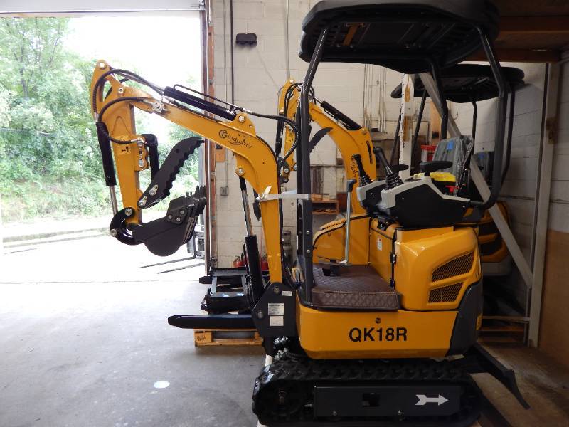 lot 17 image: NEW CFG QK18R Mini Excavator with Hydraulic Thumb