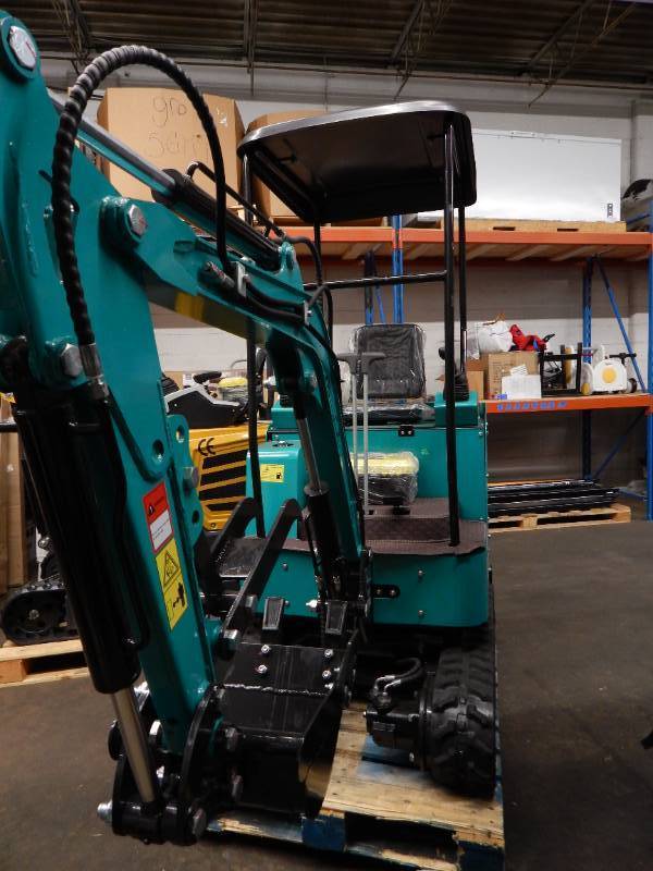 lot 20 image: NEW CFG H15R Mini Excavator