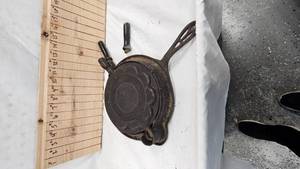 lot 26 image: Early Cast Iron Alfred Anderson Heart Waffle Maker(One handle off but there)