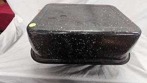 lot 28 image: Enamel Coated Steel Roaster with Lid
