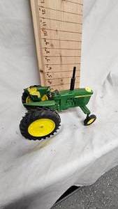lot 38 image: 116 Scale John Deere 3010 or 3020 Tractor