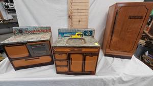 lot 24 image: 1950s 3 Piece Wolverine Sunny Suzy Kitchen Play Set(Metal)