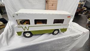lot 25 image: 1970s Tonka Winnebago RV Camper in Excellent Condition with 2 Figures
